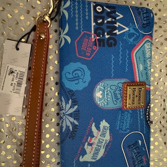 🆕Dooney & Bourke Disney Vacation Club Resorts
Zippered Wristlet Wallet